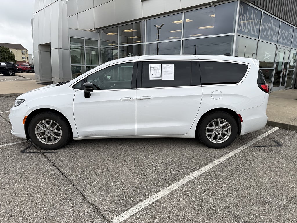 2025 Chrysler Pacifica Select