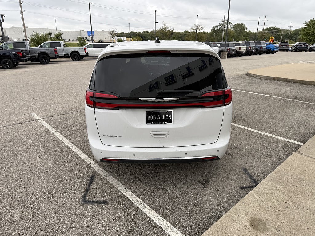 2025 Chrysler Pacifica Select