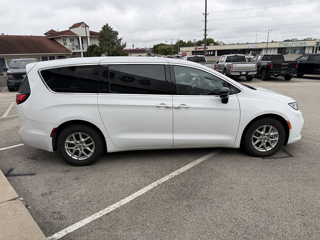 2025 Chrysler Pacifica Select