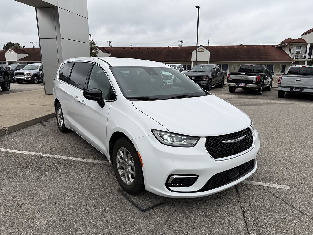 2025 Chrysler Pacifica Select