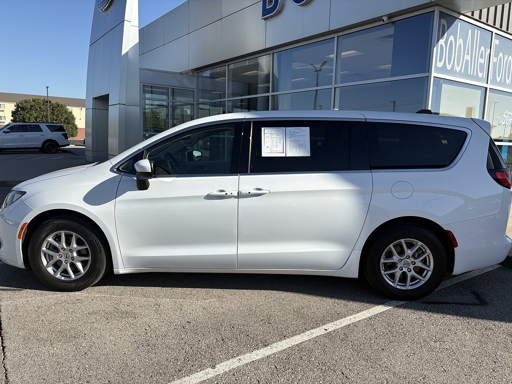 2023 Chrysler Voyager LX