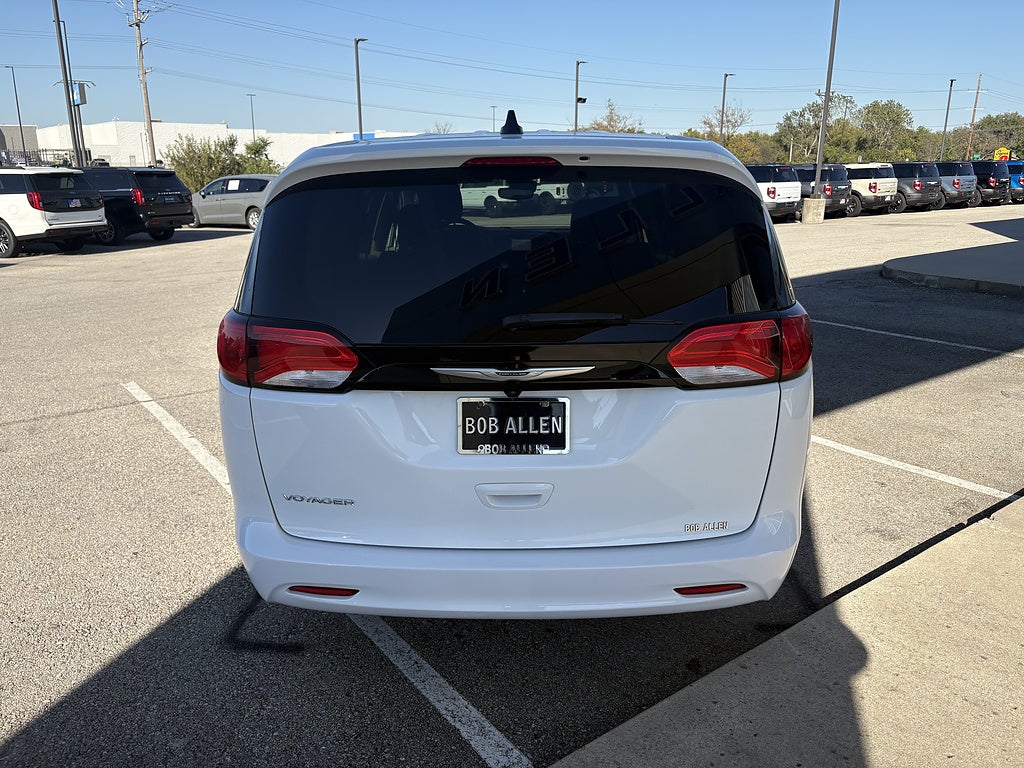 2023 Chrysler Voyager LX