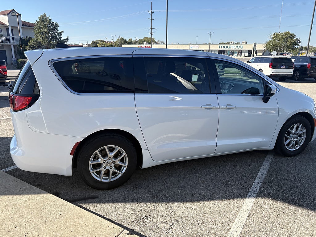 2023 Chrysler Voyager LX