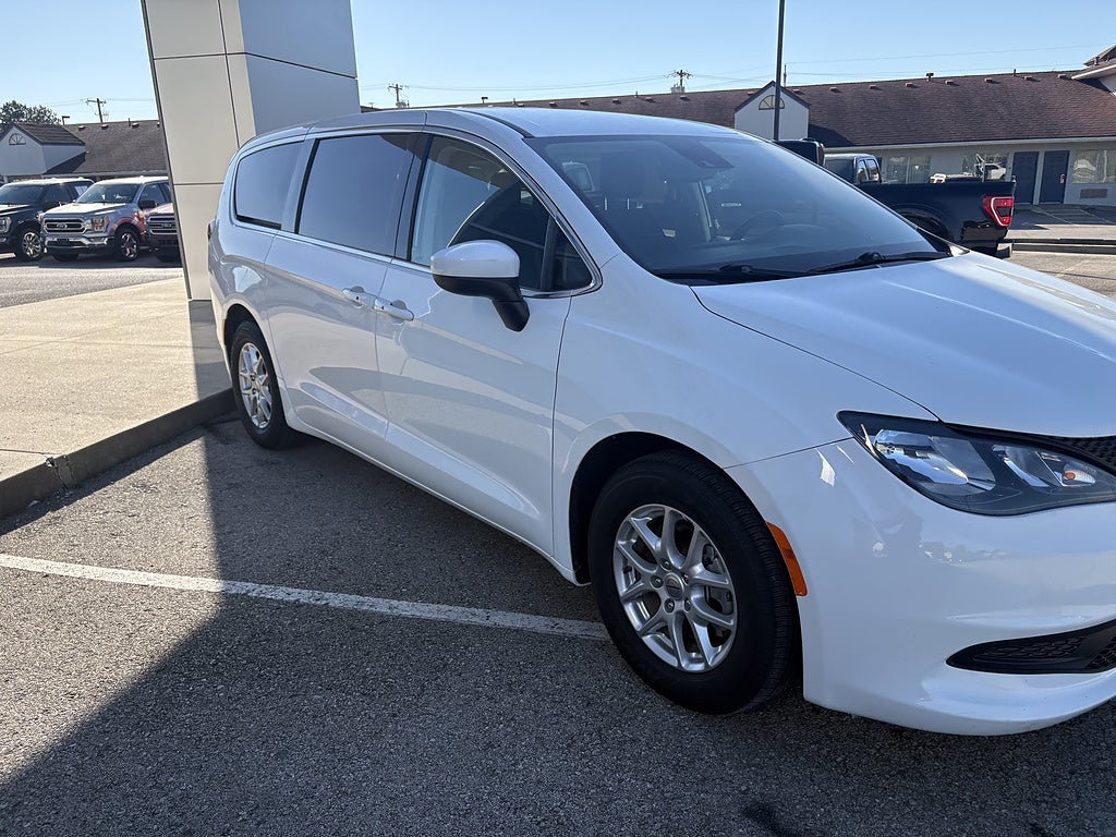 2023 Chrysler Voyager LX