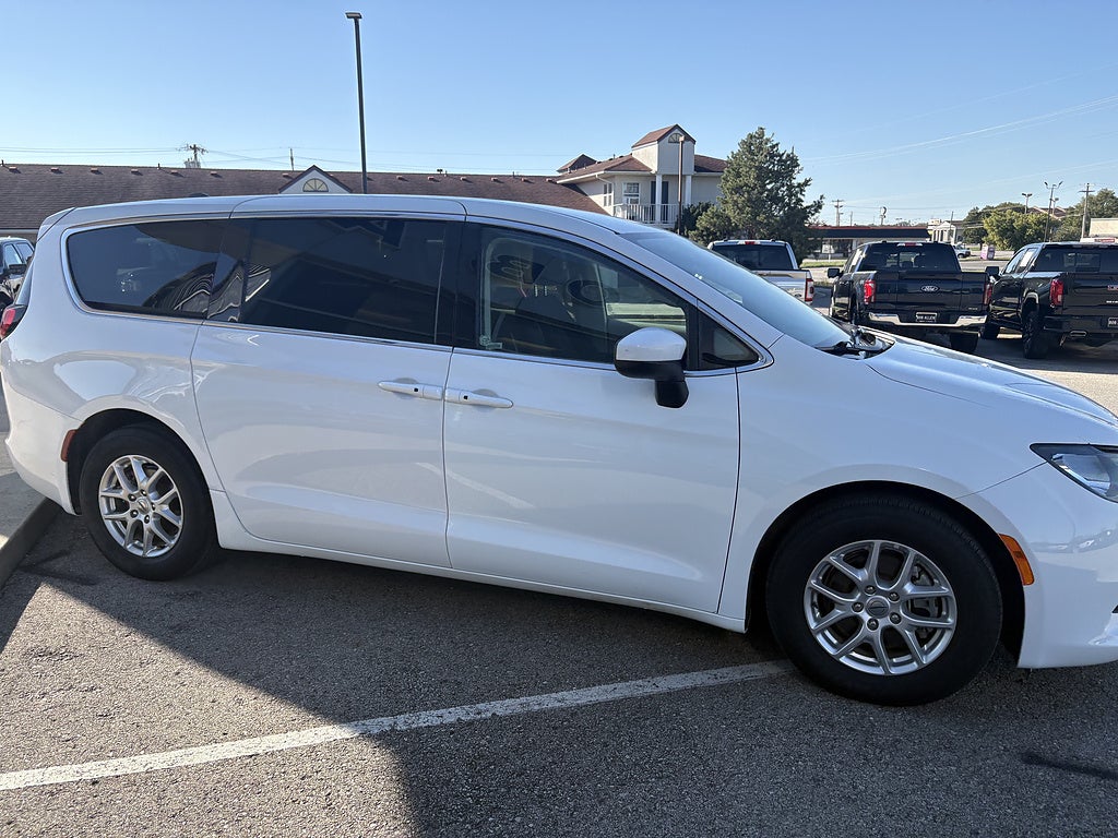 2023 Chrysler Voyager LX