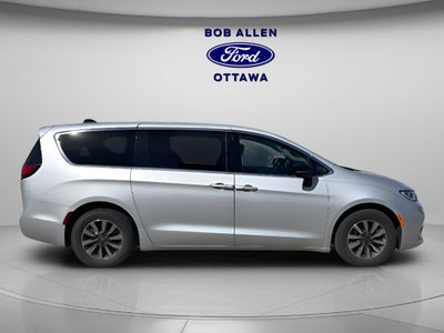 2024 Chrysler Pacifica Select