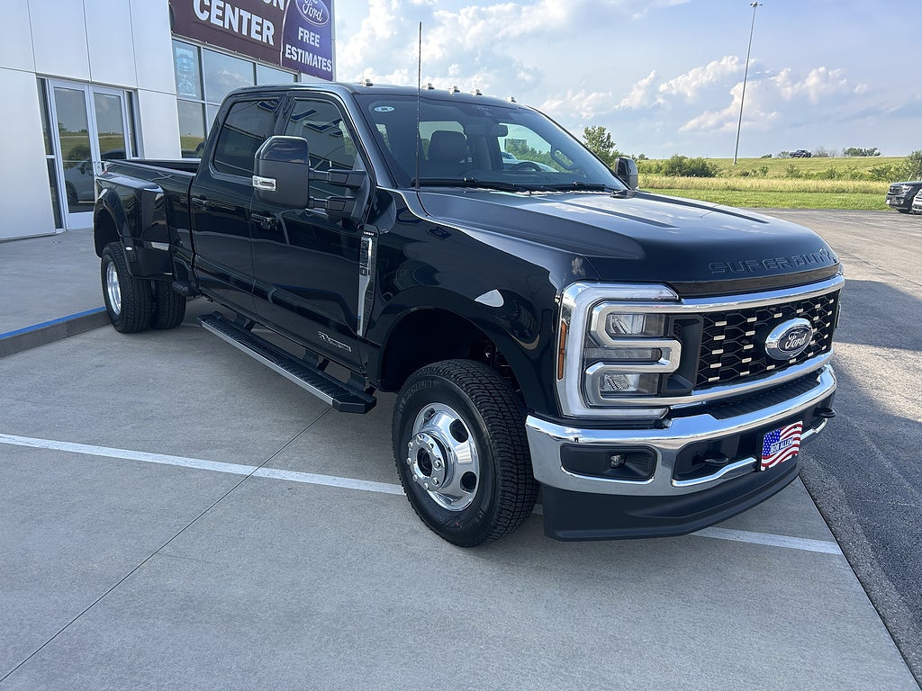 2026 Ford Super Duty F-350 DRW LARIAT