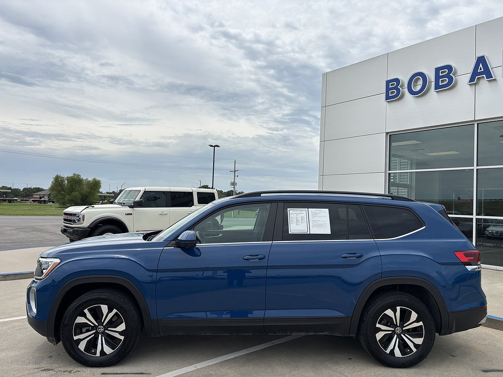 Used 2025 Volkswagen Atlas SE with VIN 1V2LR2CA5SC524618 for sale in Kansas City