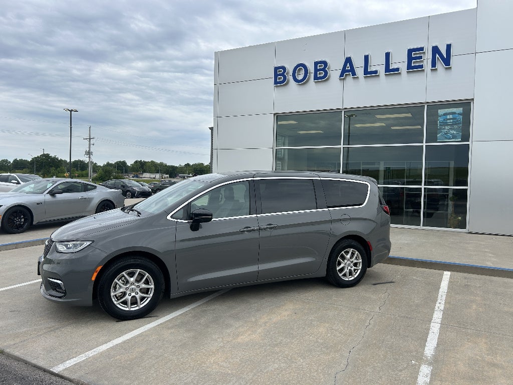 Used 2025 Chrysler Pacifica Select with VIN 2C4RC1BG1SR526502 for sale in Kansas City