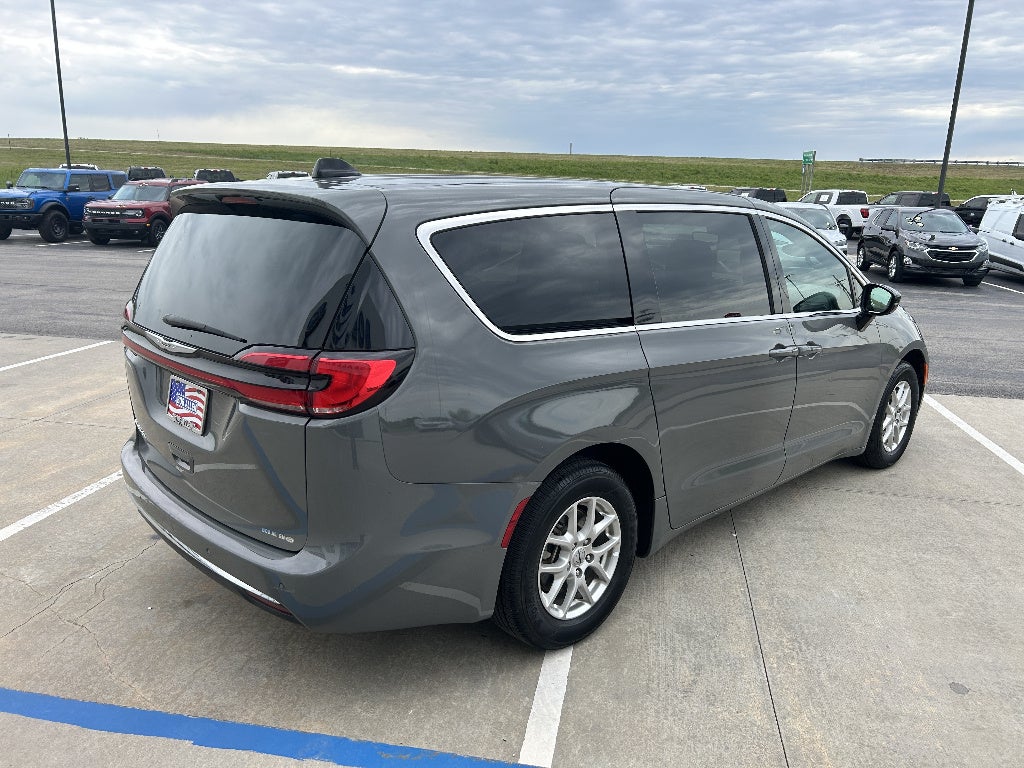 2025 Chrysler Pacifica Select