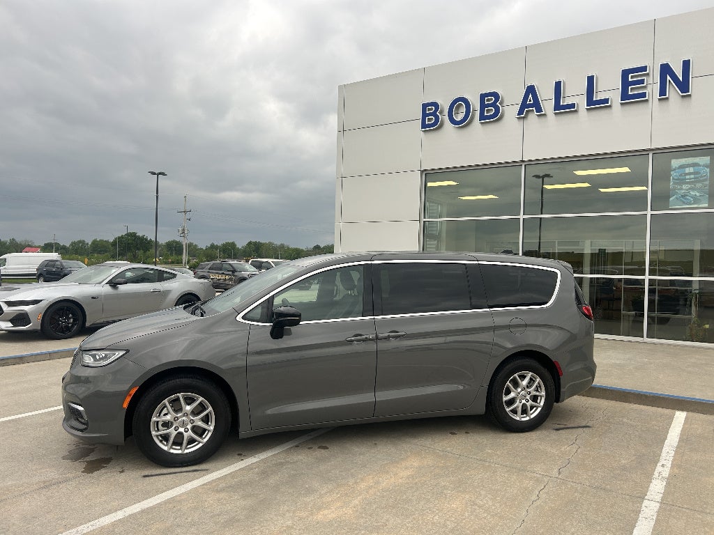 Used 2025 Chrysler Pacifica Select with VIN 2C4RC1BG3SR546749 for sale in Kansas City