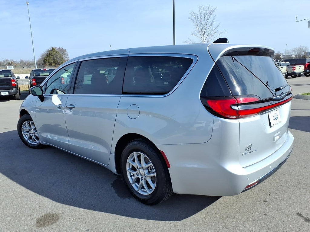 Used 2024 Chrysler Pacifica Touring L with VIN 2C4RC1BG4RR129652 for sale in Kansas City