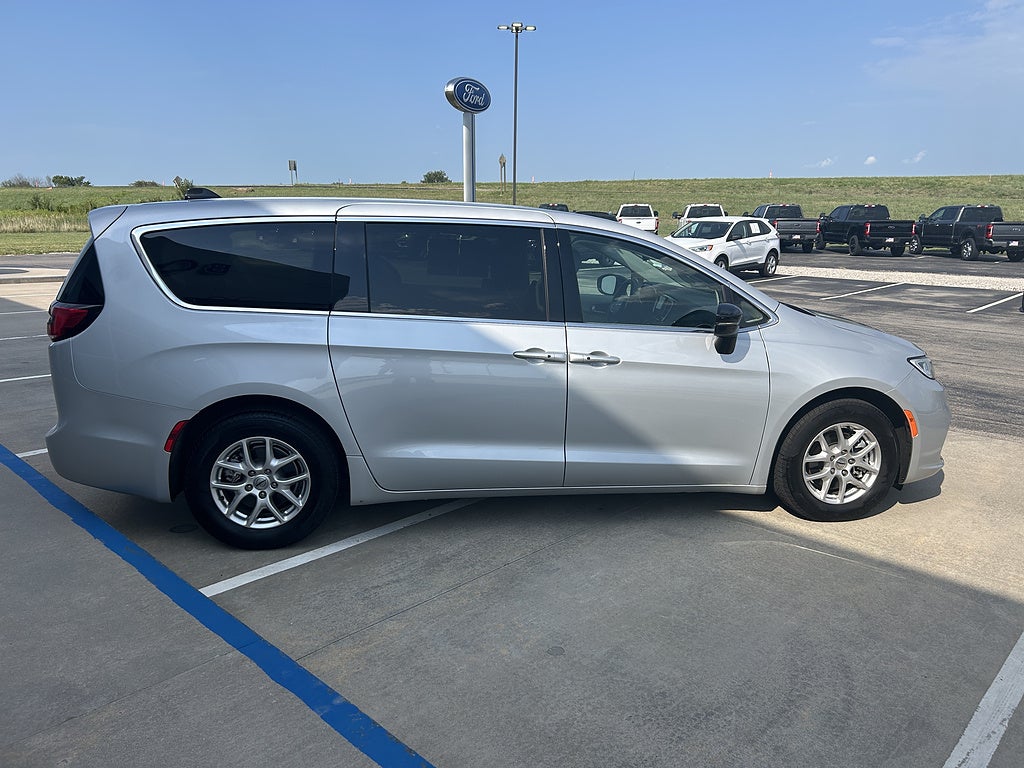 2024 Chrysler Pacifica Touring L - Photo 6